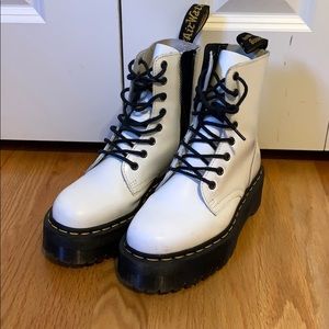 Women’s white PLATFORM Dr. Martens size 6!!!